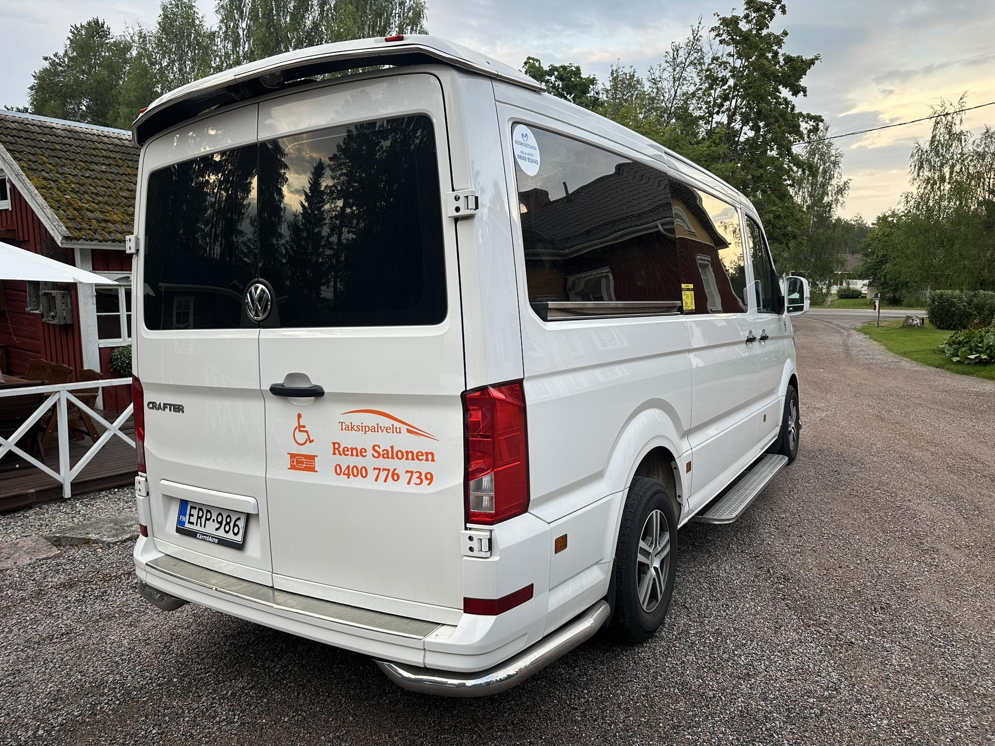 Taksipalvelu Salosen VW Crafter, takakulma — esteetön kyltti ja yhteystiedot.